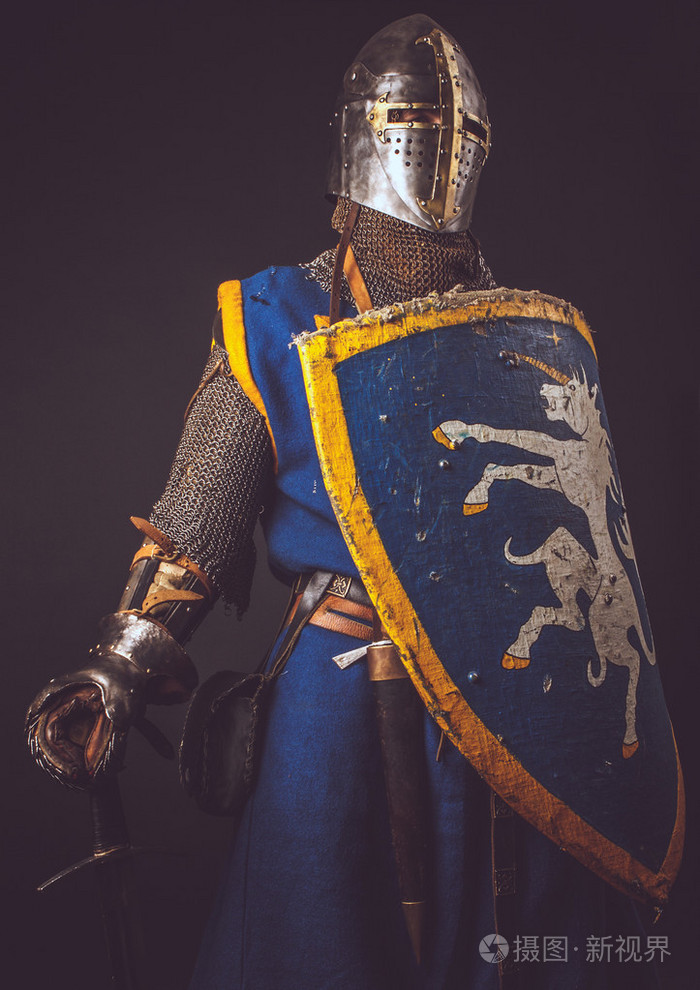 与剑和盔甲的骑士