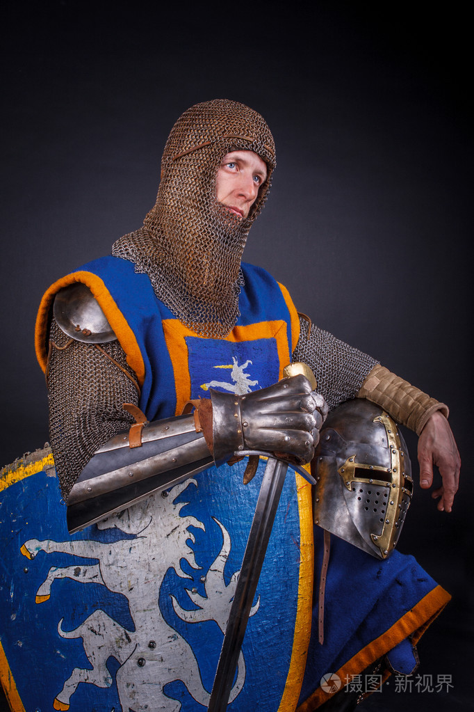与剑和盔甲的骑士照片-正版商用图片1my1mj-摄图新视界