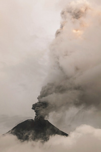 通古拉瓦火山烟雾的上升