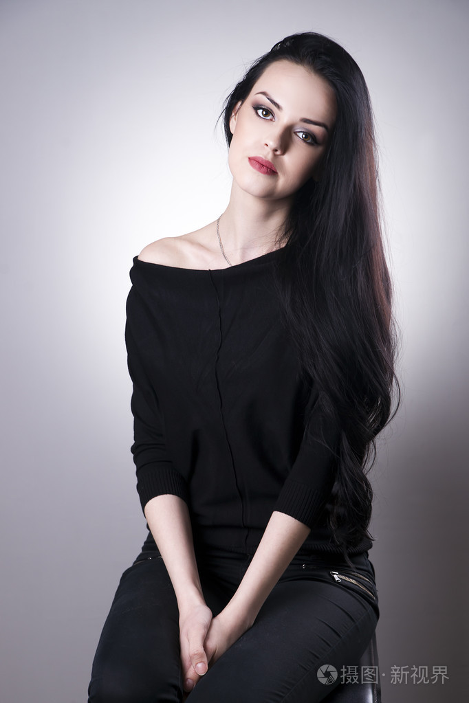 美丽的女人肖像在灰色的背景上.专业化妆