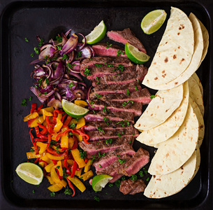 墨西哥 fajitas 牛肉牛排和烤的蔬菜