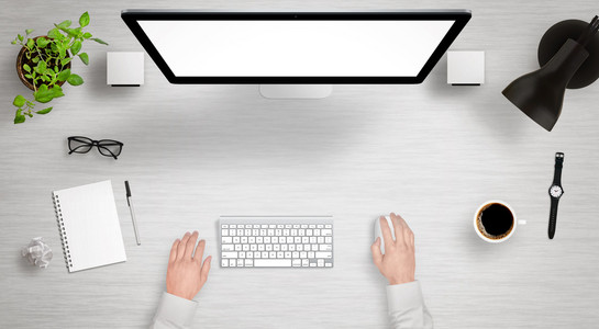 现代办公桌与孤立的计算机显示顶部视图。 设计师