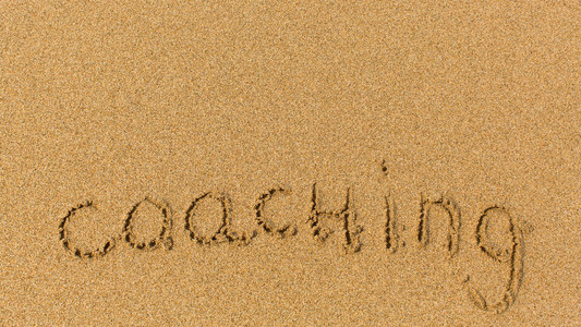 教练在沙滩上题字