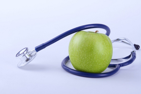 医用听诊器和孤立在白色背景上的苹果