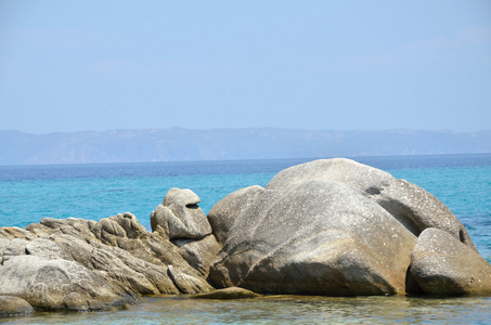 大海的岩石和碧绿的海水