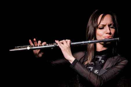 长笛吹笛者图片