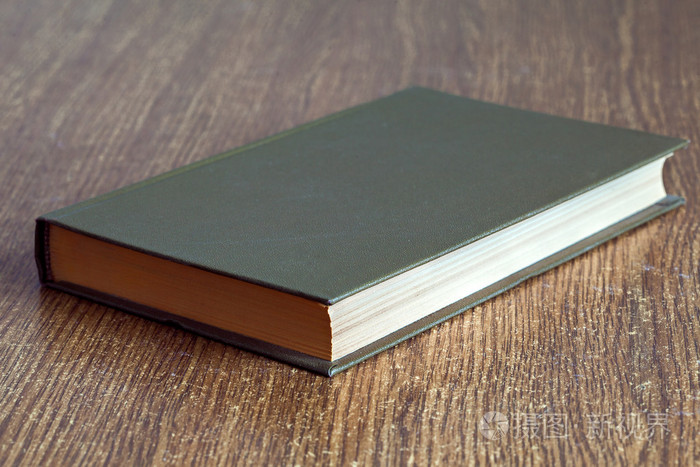 这本书在桌子上