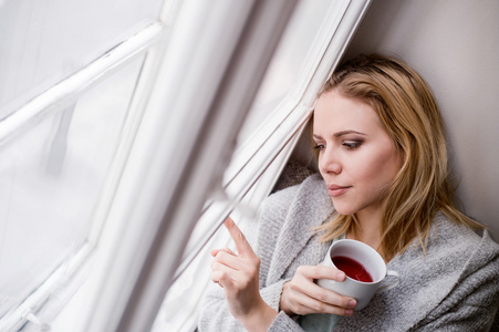 来杯茶窗台上的女人