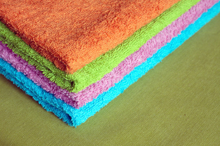 四个浴巾的不同颜色堆积特写