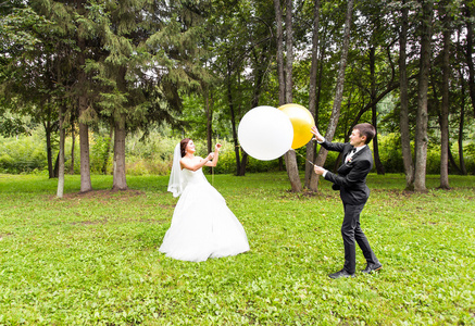 新郎和新娘与气球在户外