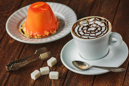 迷你 orande 慕斯蛋糕满釉和咖啡。现代电子