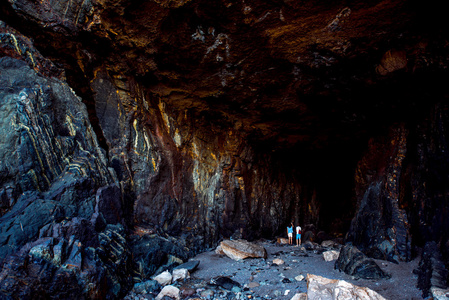 富埃特文图拉岛上的亚伙村附近的火山洞穴里