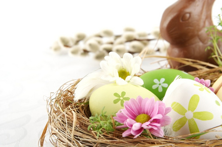 照片复活节蛋巢与鲜花 巧克力兔 柳絮