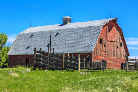 红色的旧木谷仓图片