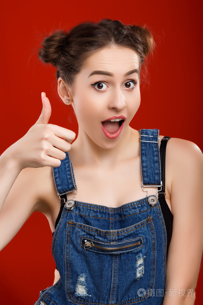 快活的女孩摆姿势用手指