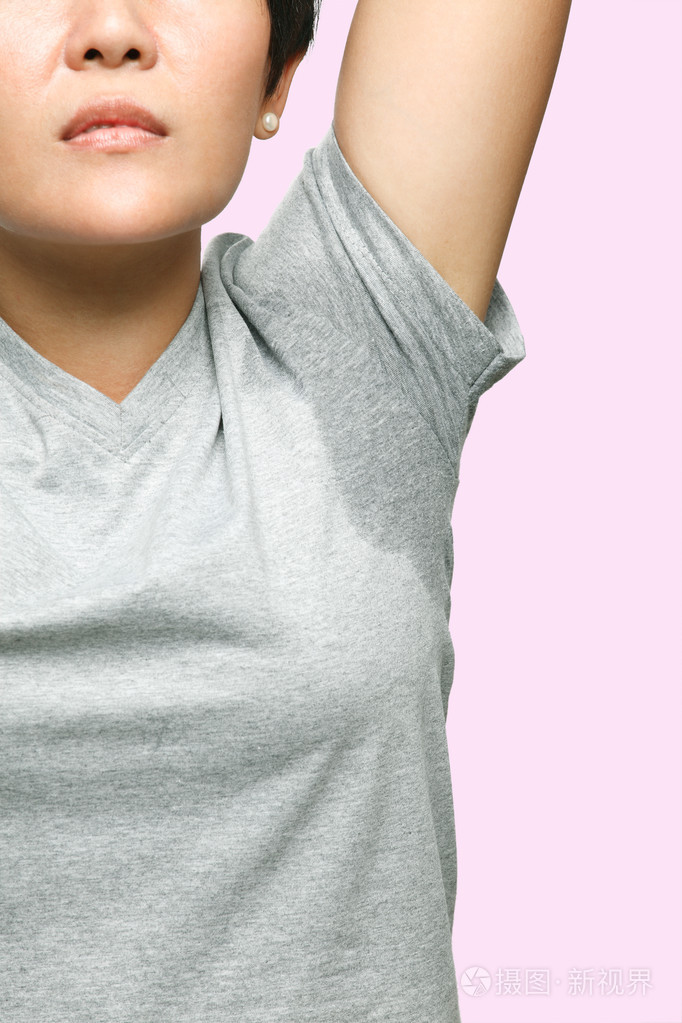 在腋下出汗很厉害的女人