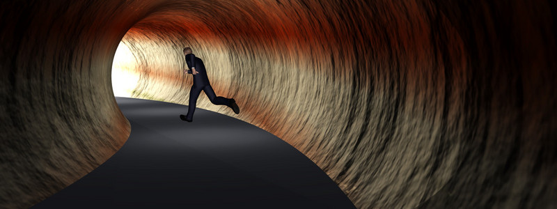 商人在黑暗的道路隧道