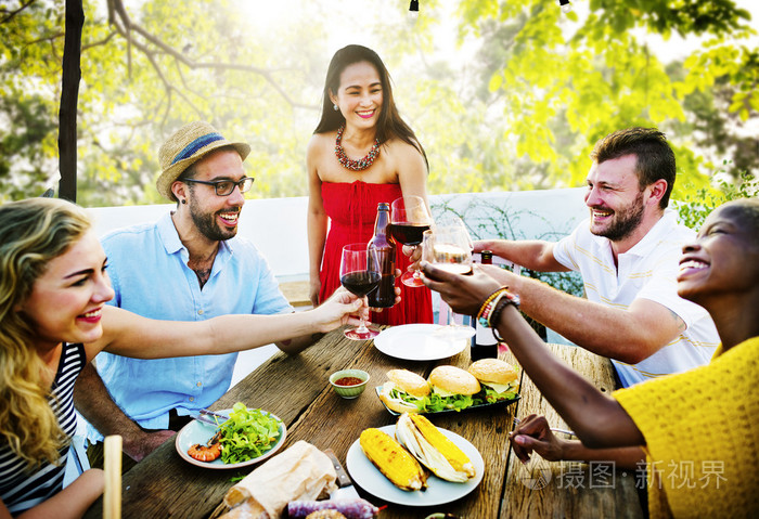 朋友们在户外用餐概念