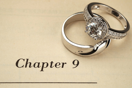 在本书的结婚仪式上的结婚戒指