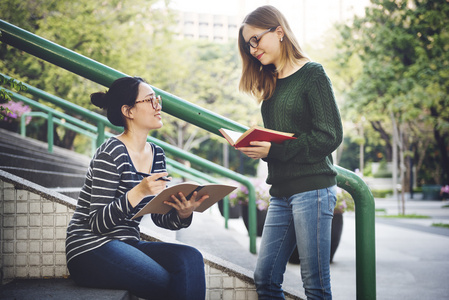 在大学校园里的女孩