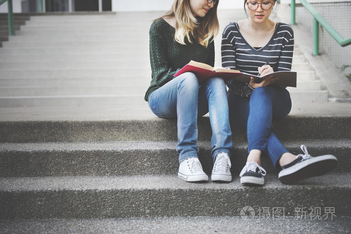 在大学里的休闲女孩