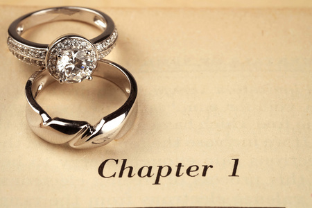 书上的结婚戒指