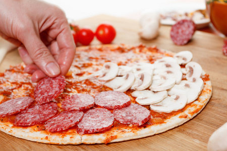 烹饪自制传统意大利美味的披萨四个季节