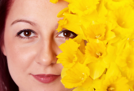 春天的美丽，妇女与黄色的花朵