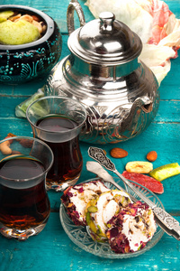 茶和木制背景上的土耳其软糖