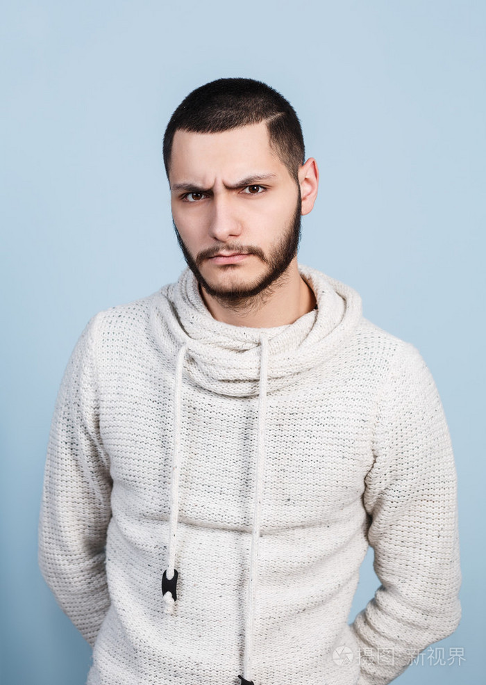 年轻英俊的男人,与严肃的面孔