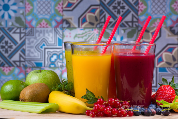 高杯水果的新鲜果汁