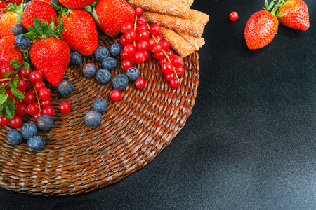 新鲜有机草莓，蓝色和红色浆果复制空间