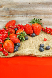 新鲜有机草莓，蓝色和红色浆果复制空间