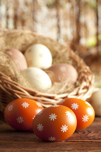 复活节彩蛋上表和柳篮上自然背景
