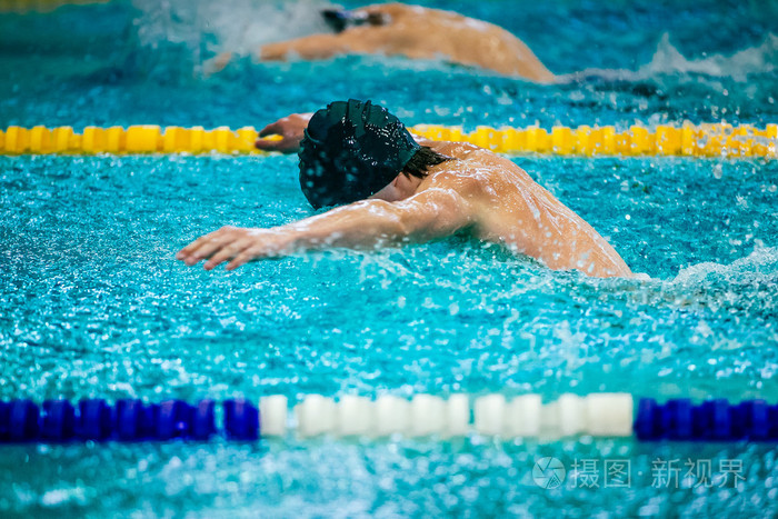 年轻的男运动员游泳蝴蝶