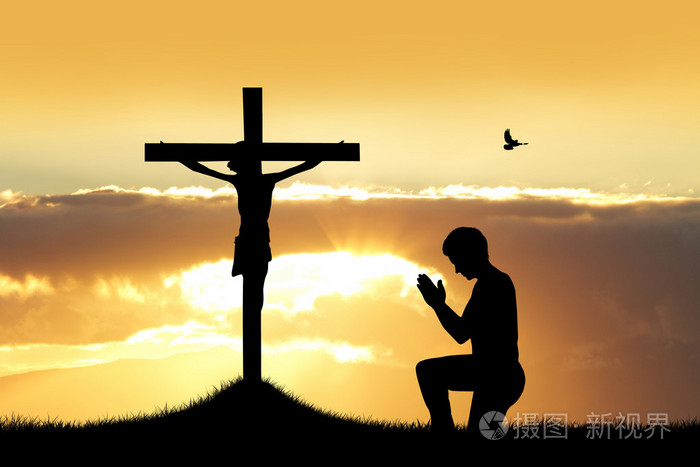 在日落时分的人祈祷