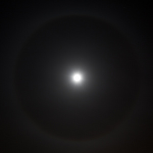 满月特写镜头与罕见的光光环