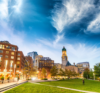 波士顿，马。黄昏的美丽的城市天际线