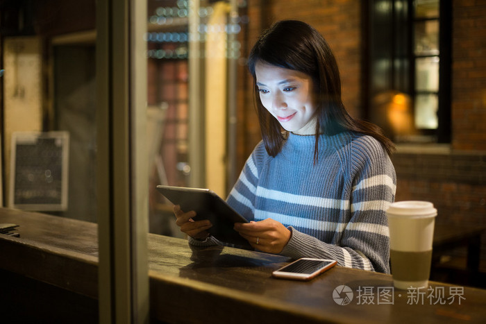 使用 tablet pc 在咖啡厅里的女人