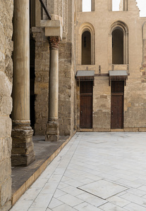 在一堵石墙在主要的庭院中历史悠久的清真寺，在老开罗，埃及的三个门