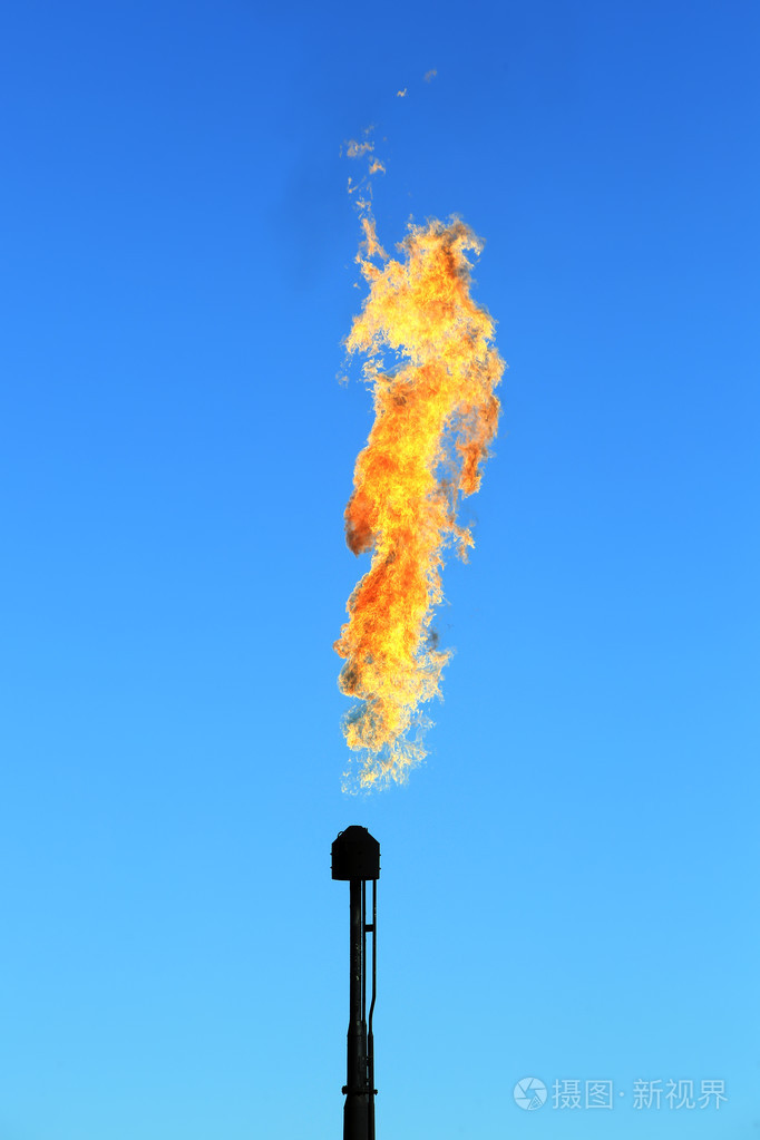 熊熊燃烧的火炬在蓝蓝的天空