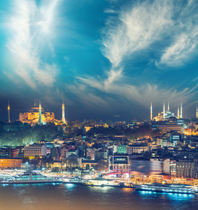 到了晚上，土耳其伊斯坦布尔鸟瞰图