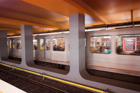 布鲁塞尔2015 年 5 月 1 日  地铁车站室内。地铁系统