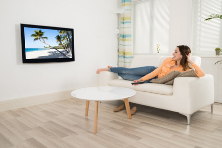 女人看电视照片