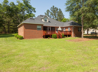 绿色屋子住宅的屋子后面照片