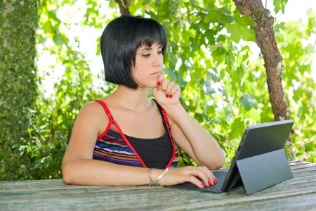 使用 tablet pc，户外休闲女人