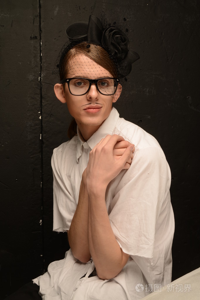 年轻人在引人注目的图像