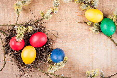 木桌上的复活节彩蛋