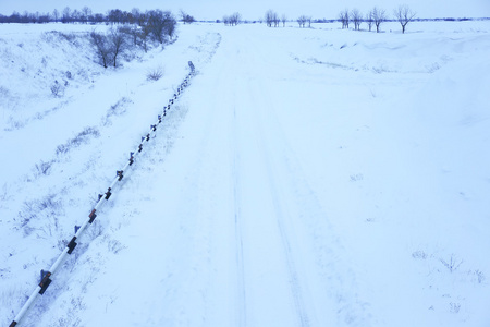 白雪皑皑的冬天路