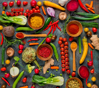 新鲜蔬菜在石头上的集合照片